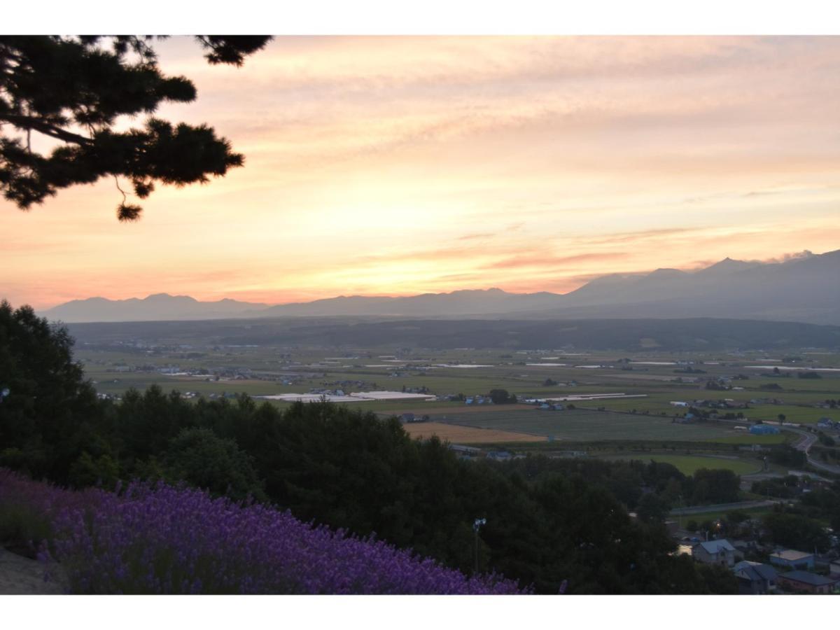 Hotel Hanafuji Inn Nakafurano Exteriör bild