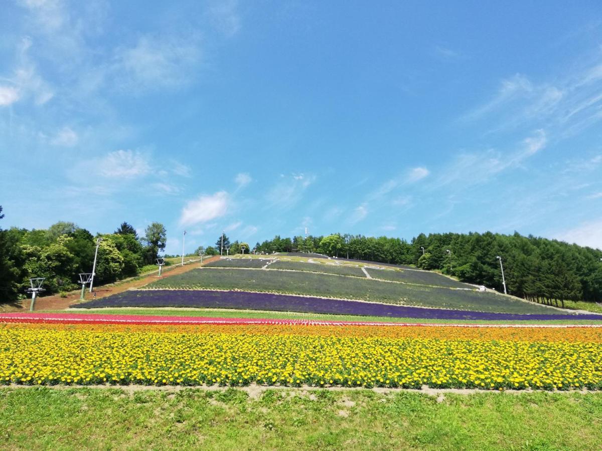 Hotel Hanafuji Inn NakaNakafurano Exteriör bild