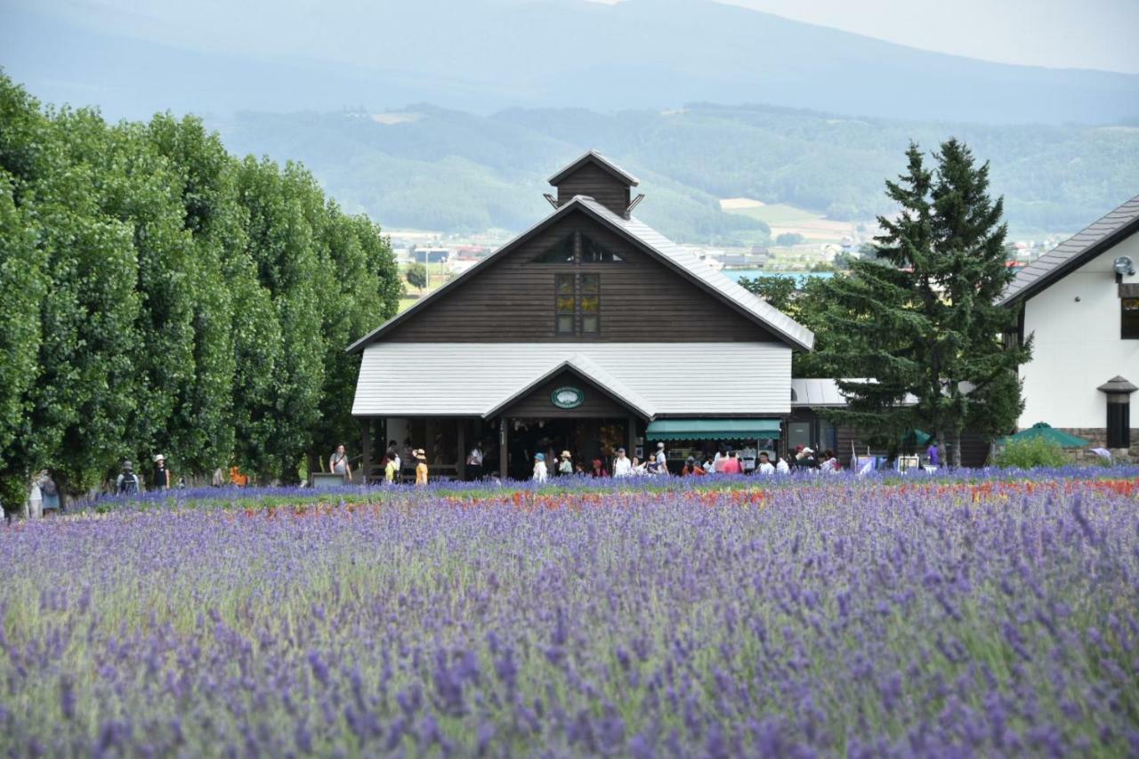 Hotel Hanafuji Inn NakaNakafurano Exteriör bild